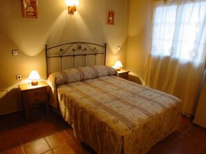 1 bedroom, desk, blackout curtains, soundproofing