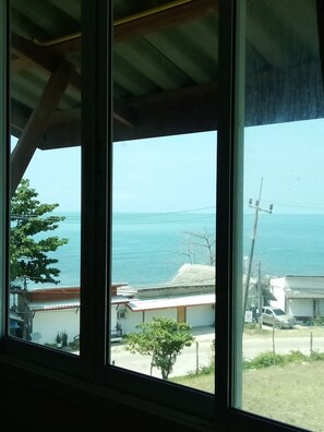 Deluxe Double Bed With Balcony and Sea View | 起居區 | 32-吋 LCD 液晶電視、衛星頻道、電視