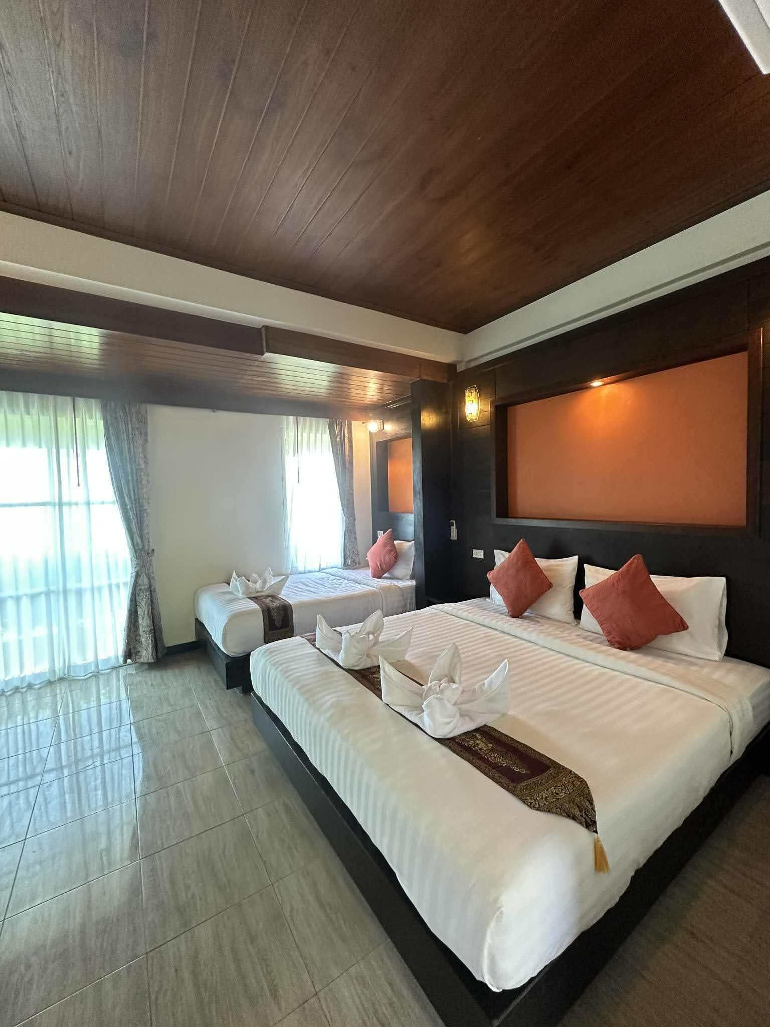 Deluxe Double Room with partial sea view 2rd floor | Ropa de cama de alta calidad y edredones de plumas