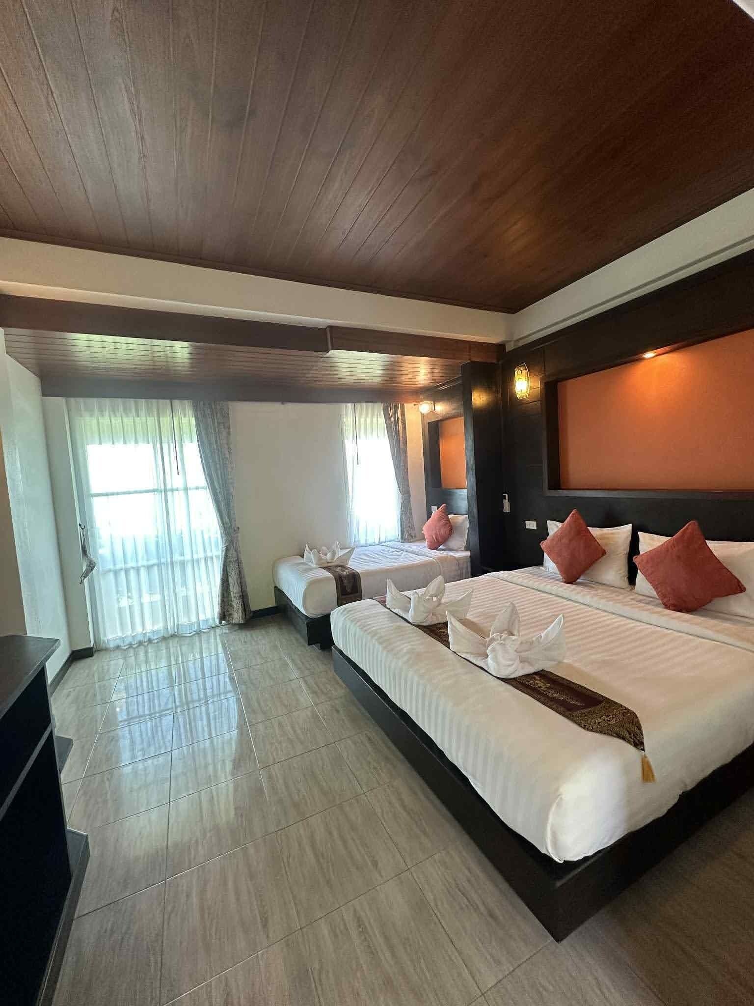 Deluxe Double Room with partial sea view 2rd floor | Sengetøy av topp kvalitet, dundyner og minibar (inkludert)