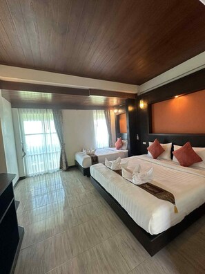 Deluxe Double Room with partial sea view 2rd floor | Ropa de cama de alta calidad, edredón y artículos del minibar gratis