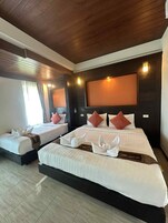 Deluxe Double Room with partial sea view 2rd floor | 高档床上用品、羽绒被、迷你吧（备有免费物品）、特色装修