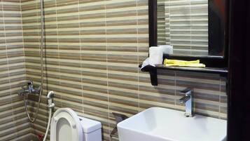 Douche, articles de toilette gratuits, sĂšche-cheveux, chaussons