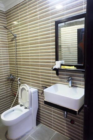 Douche, articles de toilette (gratuits), séchoir à cheveux, pantoufles