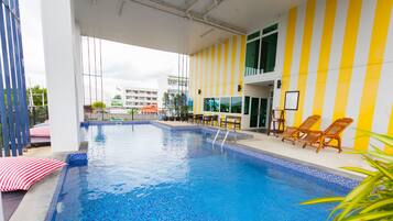 Indoor pool, sun loungers