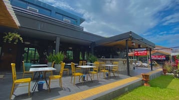 Breakfast, lunch, dinner served; international cuisine