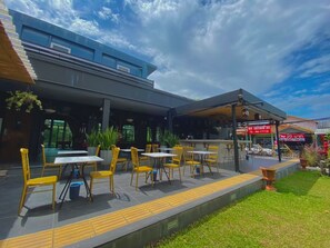 Serveert ontbijt, lunch, diner, internationale gerechten