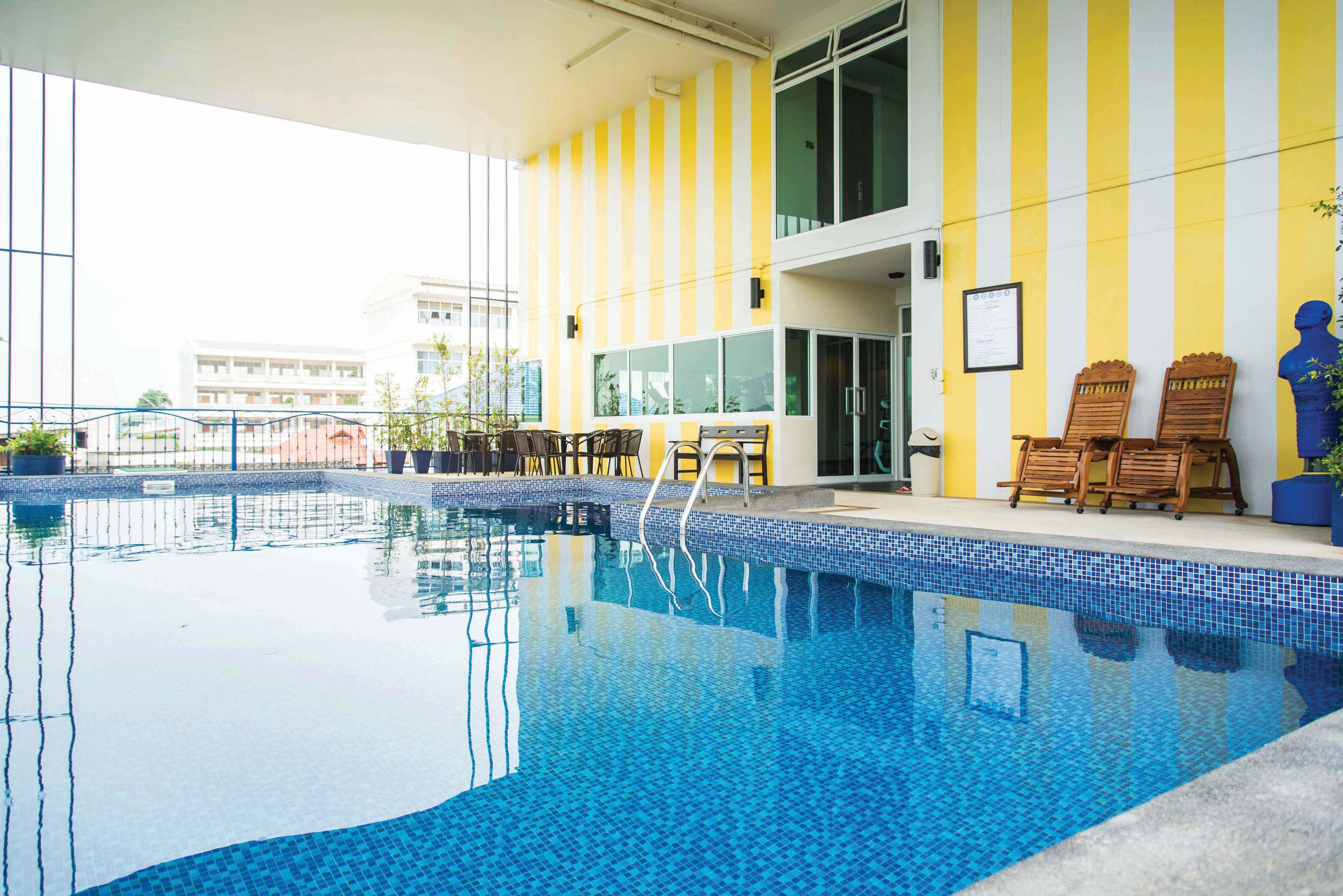 Una piscina cubierta, tumbonas