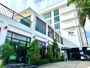 Property entrance - The Bridge Residence Hotel (Kanchanaburi)