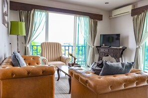 1 Bedroom Suite Panorama River Kwai View with Shower | Living room | 32-inch LCD TV with cable channels, TV, Netflix - The Bridge Residence Hotel (Kanchanaburi)