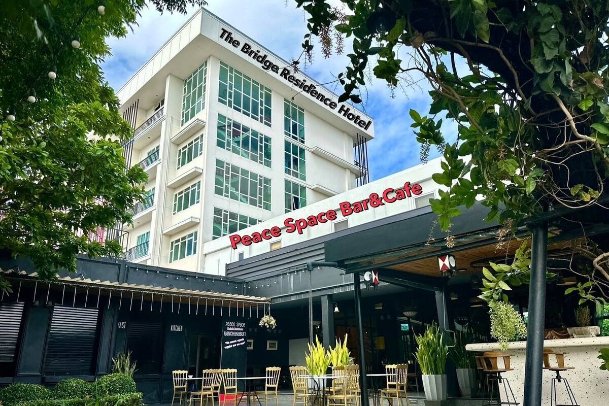 Hotel Bridge Residence com um bar e café Peace Space.