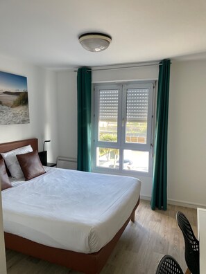 Habitación Confort doble | Escritorio, sistema de insonorización, tabla de planchar con plancha