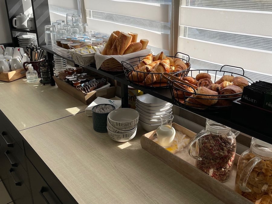 Se ofrece un desayuno continental (8.00 EUR por persona)