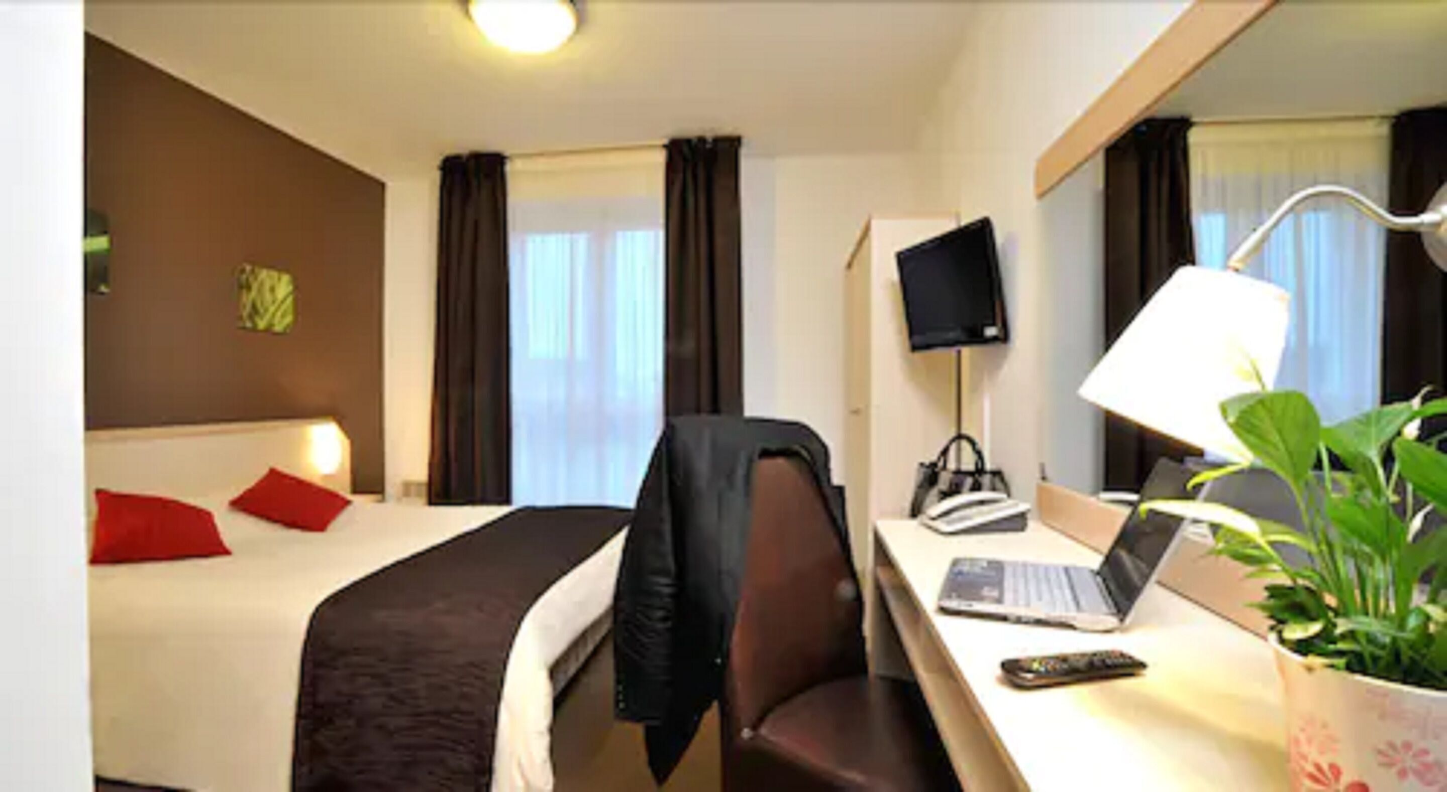 Desk, soundproofing, iron/ironing board, free WiFi