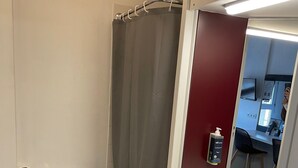 Een badkamer met toilet, douche en wastafel.
