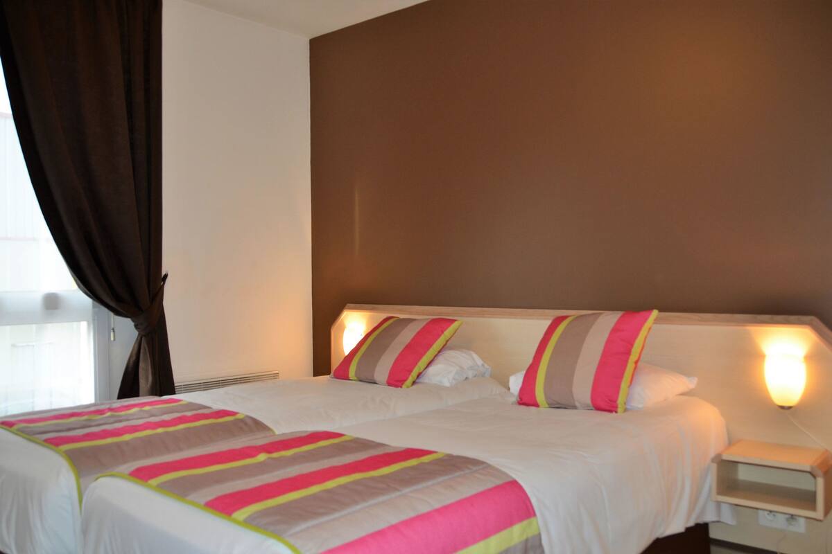Desk, soundproofing, iron/ironing board, free WiFi