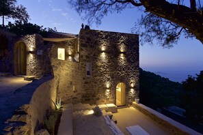 Vista frontal de la propiedad por la tarde o noche