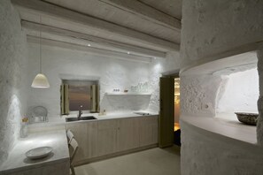Apartment (Ground floor) | Private kitchen | Fridge, stovetop, coffee/tea maker, cookware/dishes/utensils - Melanopetra (Nisyros)