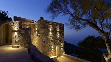 Bagian depan properti - sore/malam