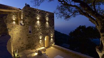 Bagian depan properti - sore/malam