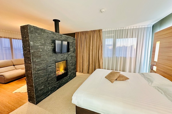 Suite | Premium bedding, desk, soundproofing, free cots/infant beds