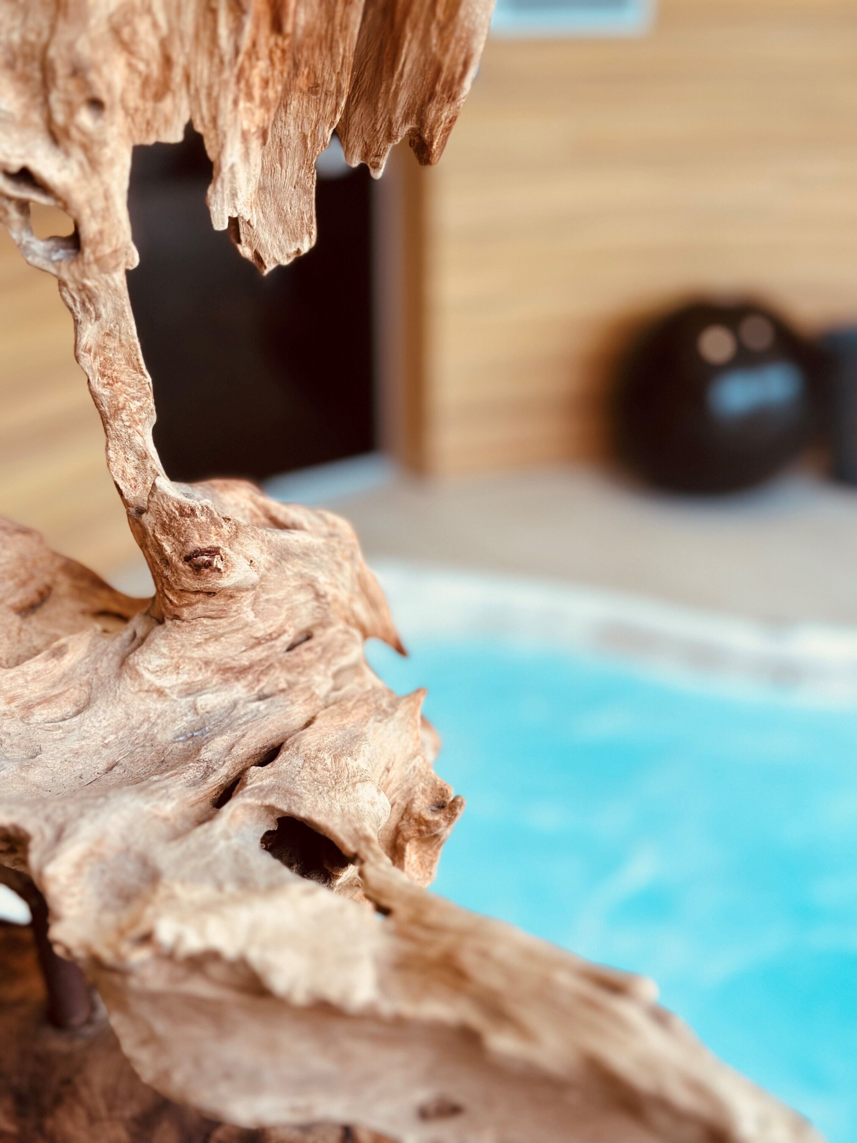 Un gros plan d’une structure en bois à la texture rugueuse, qui pourrait faire partie de la décoration d’une pièce ou d’un meuble.