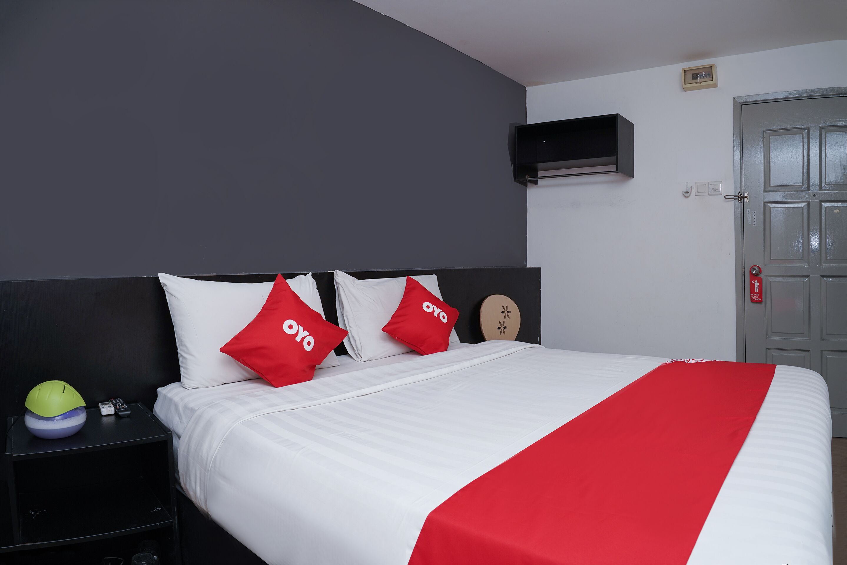 Desk, laptop workspace, free WiFi, bed sheets