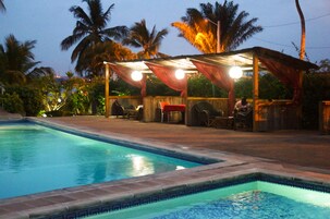 2 개의 야외 수영장, 09:00 ~ 16:00 오픈, 일광욕 의자