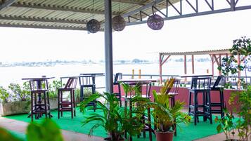 2 restaurants, breakfast, lunch, dinner served; international cuisine
