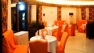 2 restaurants; breakfast, lunch and dinner served