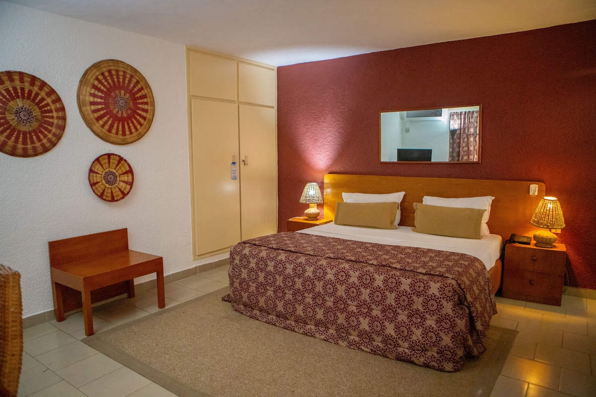 Egyptian cotton sheets, desk, laptop workspace, blackout curtains