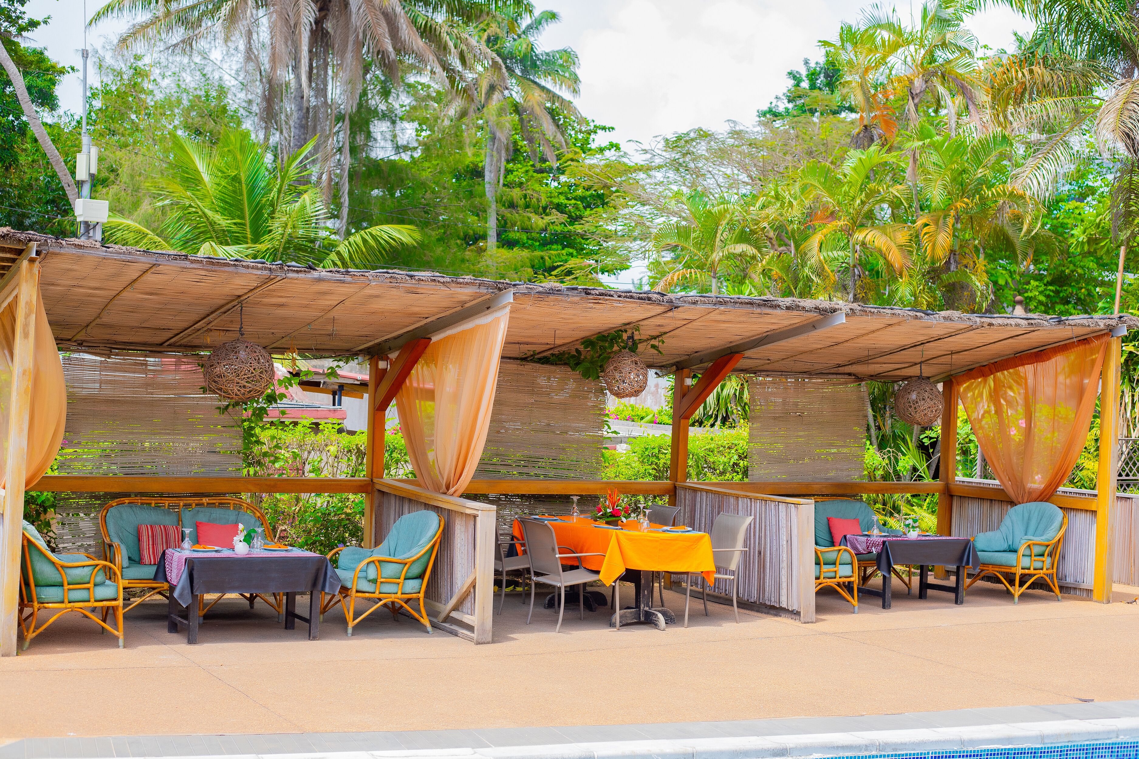 2 restaurants, breakfast, lunch, dinner served; international cuisine 