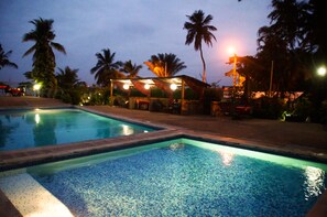 2 kolam renang outdoor, dengan kursi berjemur