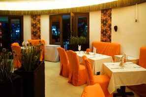 2 Restaurants, Frühstück, Mittagessen, Abendessen, internationale Küche