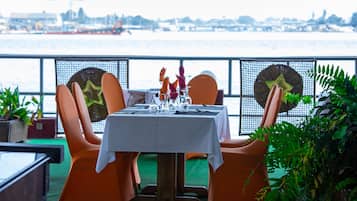 2 restaurants; breakfast, lunch and dinner served