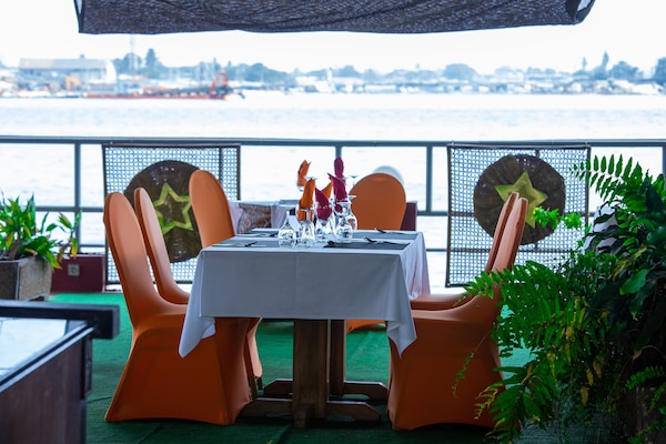 2 restaurants; breakfast, lunch, and dinner served