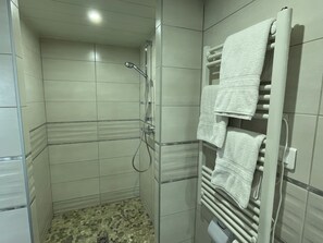 Triple Room | Bathroom | Shower, free toiletries, hair dryer, towels - Brit Hotel Saint-Quentin (Fayet)