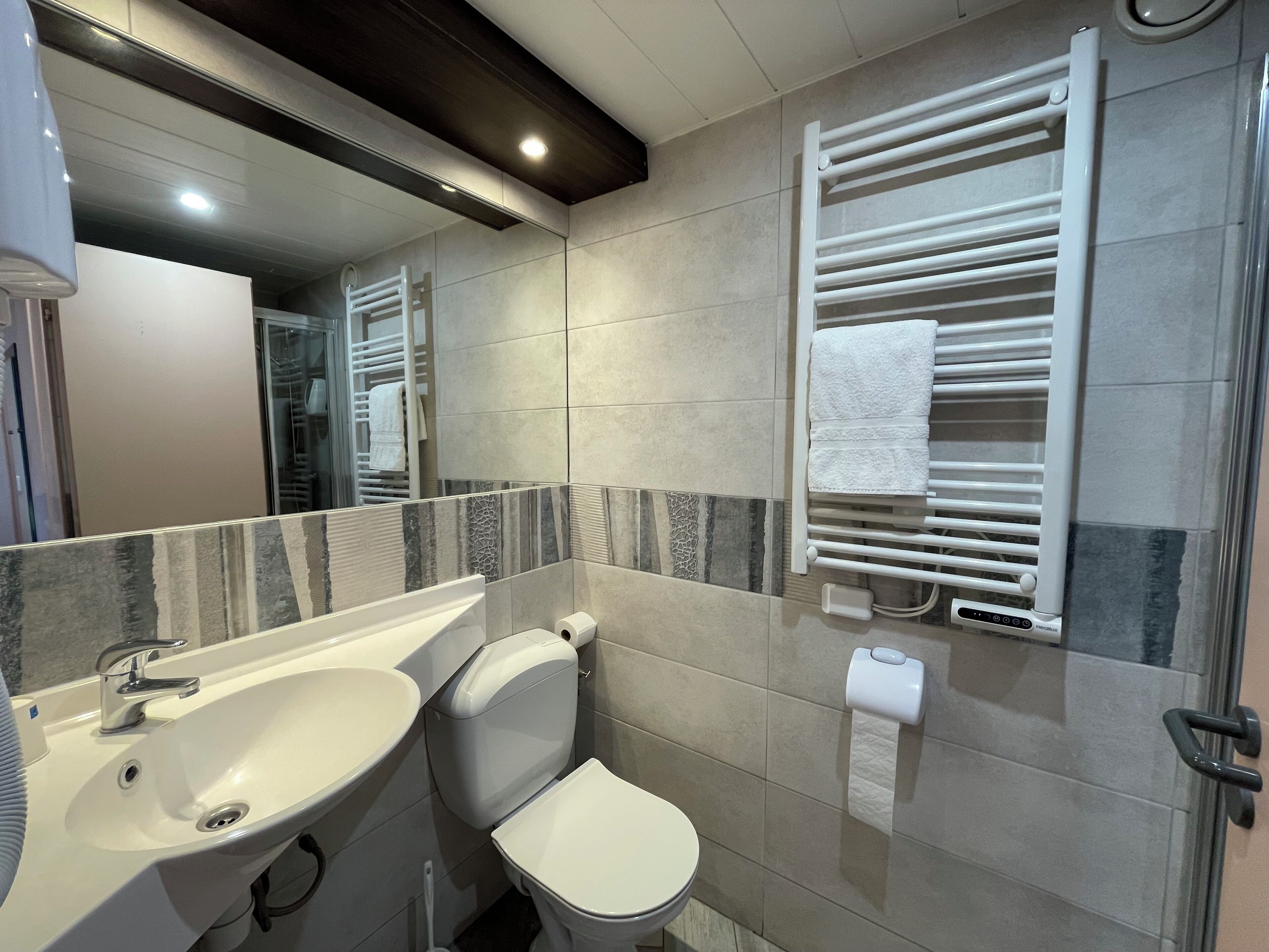 Regadera, amenidades de baño gratuitas, secadora de cabello, toallas 