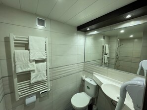 Triple Room | Bathroom | Shower, free toiletries, hair dryer, towels - Brit Hotel Saint-Quentin (Fayet)