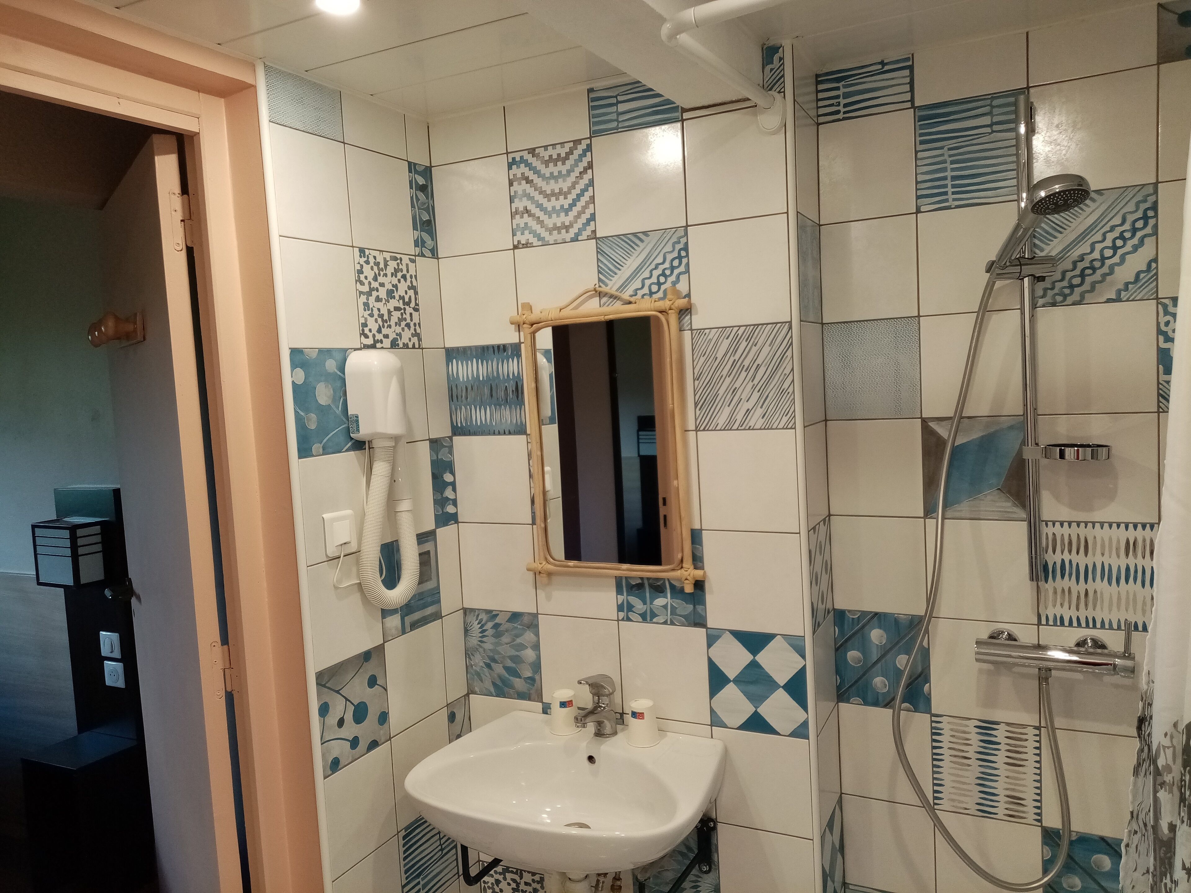 Chambre Confort | Salle de bain | Douche, articles de toilette gratuits, sèche-cheveux