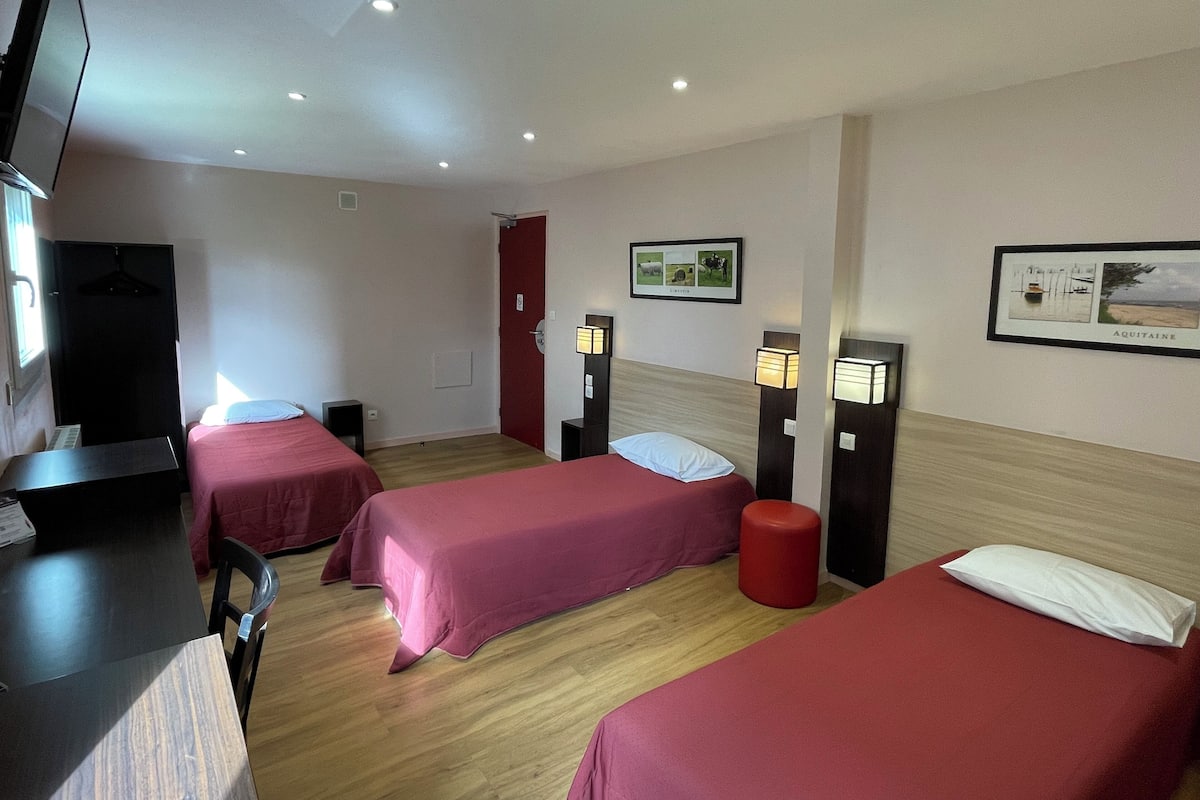 Triple Room | Desk, free WiFi, bed sheets, wheelchair access