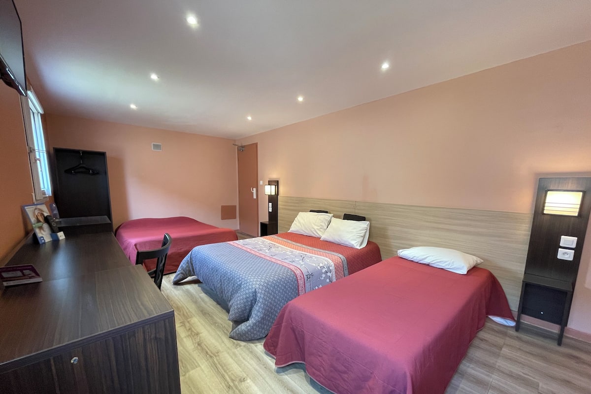 Family Room | Desk, free WiFi, bed sheets, wheelchair access
