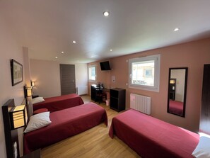 Triple Room | Desk, free WiFi, bed sheets, wheelchair access - Brit Hotel Saint-Quentin (Fayet)