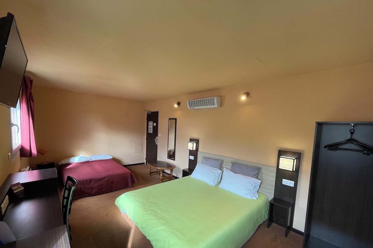 Classic Quadruple Room | Desk, free WiFi, bed sheets, wheelchair access