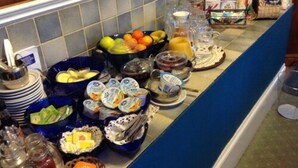 Montaje de bufé con diversos alimentos y bebidas.
