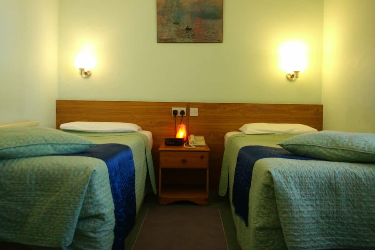 Kamar Twin Standar, ensuite | Meja kerja, setrika/meja setrika, Wi-Fi gratis, dan seprai linen