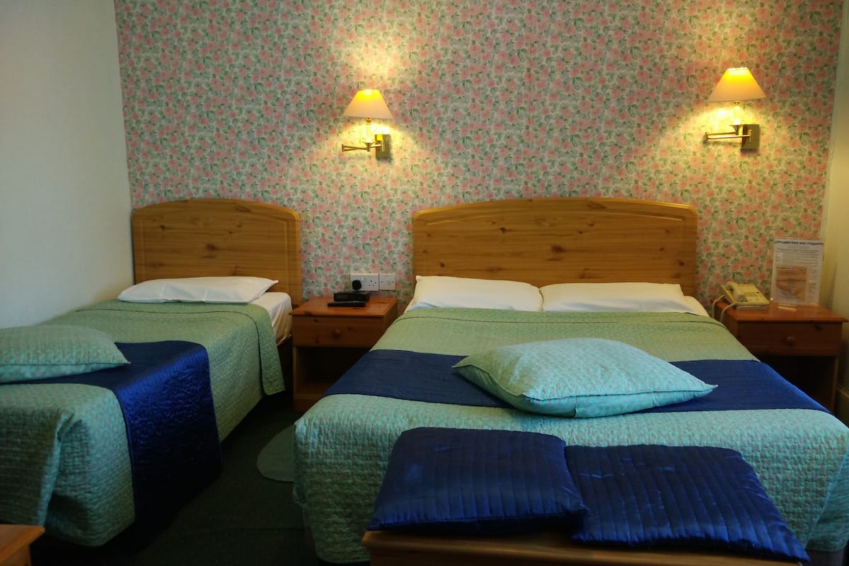 Kamar Keluarga, Beberapa Tempat Tidur, ensuite | Meja kerja, setrika/meja setrika, Wi-Fi gratis, dan seprai linen