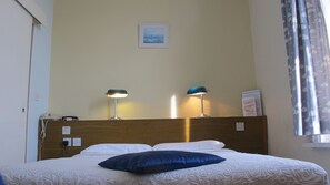 Dobbeltrom – standard, eget bad | Skrivebord, strykejern/-brett, wi-fi (inkludert) og sengetøy