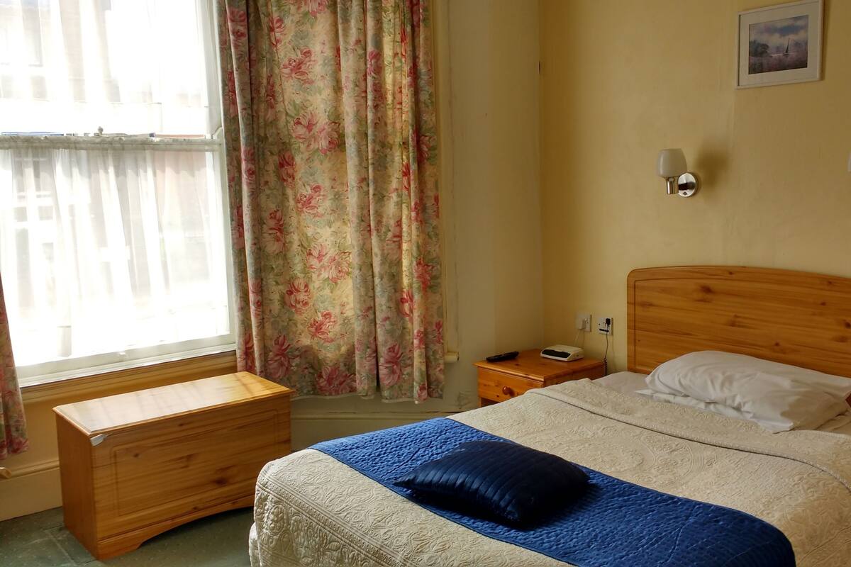 書桌、熨斗/熨衣板、免費無線上網、床單