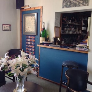 Bar (trong khuôn viên)